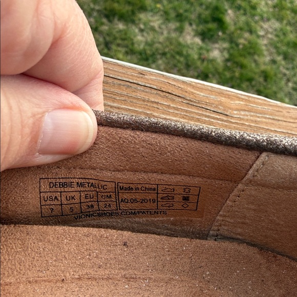 Vionic Gold Metallic Leather Debbie Loafers Size 7 - Picture 7 of 9